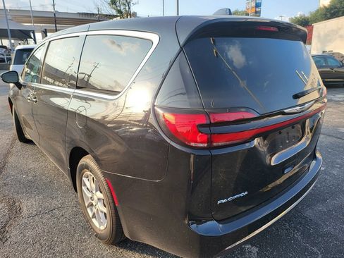 Used 2025 Chrysler Pacifica Select FWD image 9