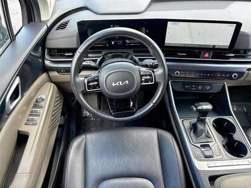 Used 2025 Kia Carnival FWD image 22