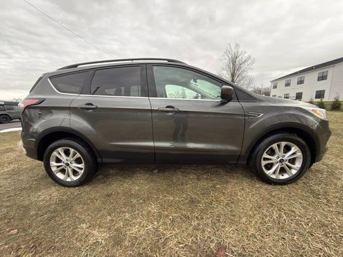 Used 2018 Ford Escape SE image 2