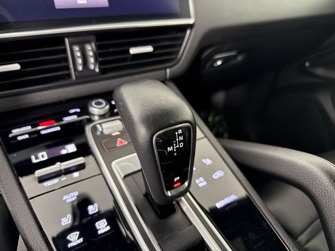 Certified 2023 Porsche Cayenne Platinum Edition AWD/4WD image 32