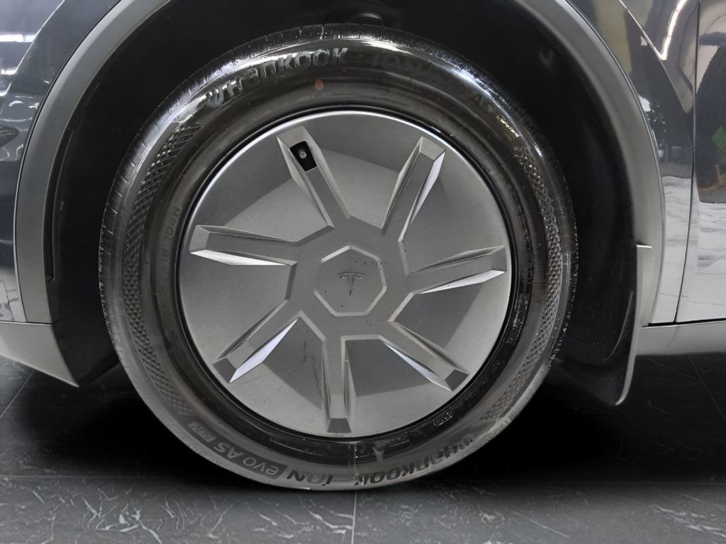 Used 2026 Tesla Model Y 2WD image 30