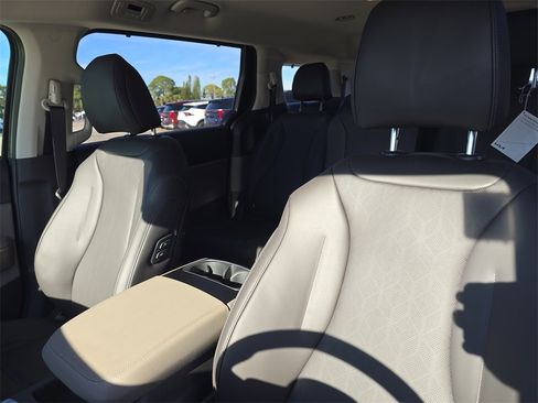 New 2026 Kia Carnival EX image 22