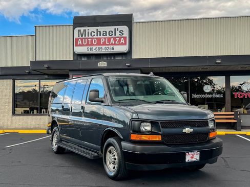 Used 2017 Chevrolet Express 3500 LS RWD image 2