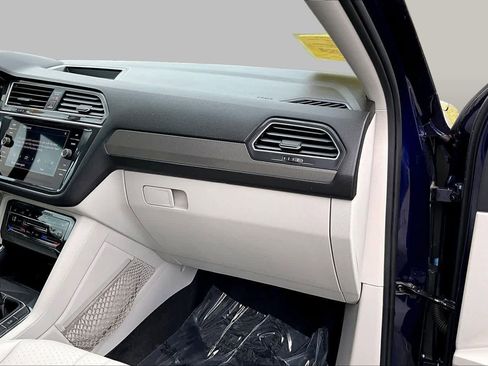 Used 2023 Volkswagen Tiguan SE w/ Panoramic Sunroof Package FWD image 18