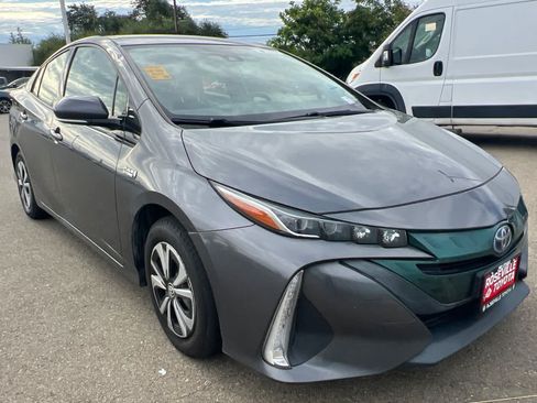 Used 2017 Toyota Prius Prime Premium FWD image 3