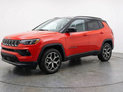 Used 2025 Jeep Compass Limited AWD/4WD image 3