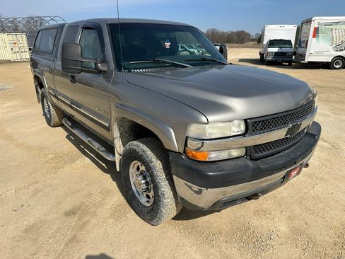 Used 2001 Chevrolet Silverado 2500 LS w/ Off-Road Skid Plate Pkg AWD/4WD image 4
