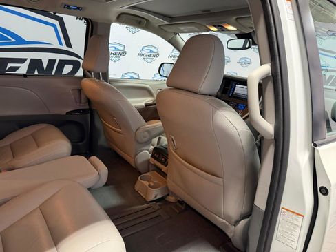 Used 2020 Toyota Sienna XLE Premium w/ Carpet Mat Package image 22