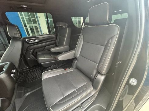 Used 2023 GMC Yukon XL SLT w/ SLT Premium Package RWD image 9