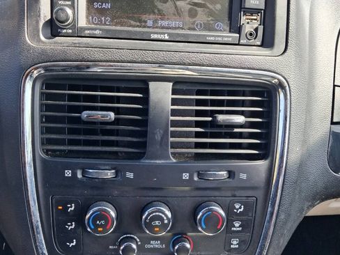 Used 2018 Dodge Grand Caravan SXT FWD image 12
