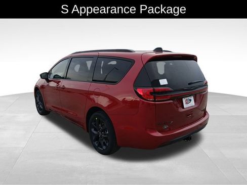 New 2026 Chrysler Pacifica Limited w/ S Appearance Package image 4
