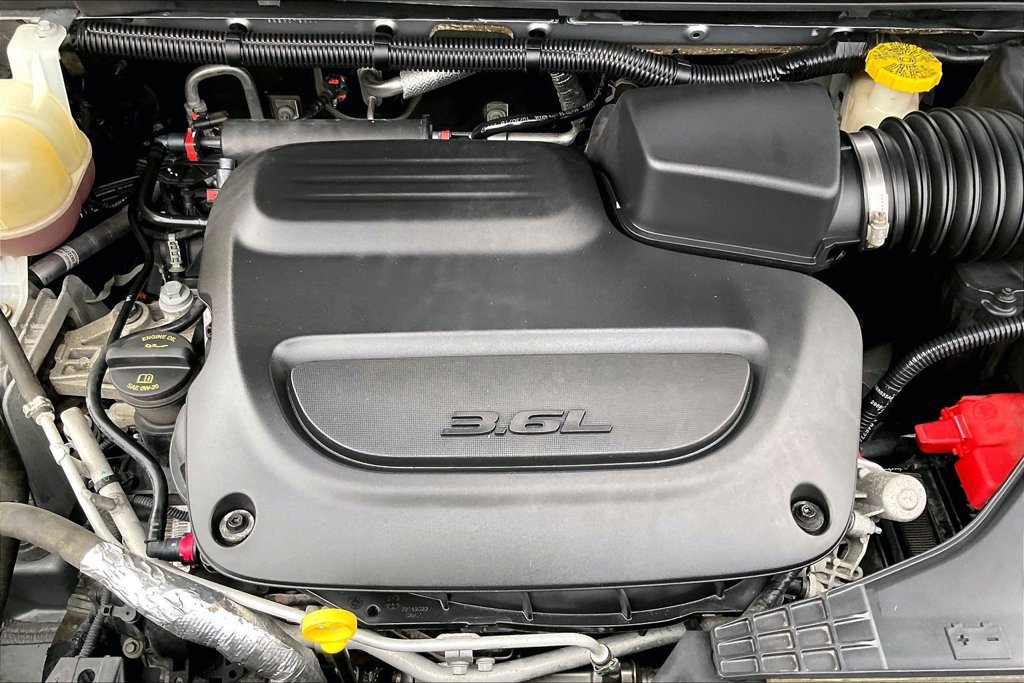 Used 2019 Chrysler Pacifica Touring Plus w/ Cold Weather Group FWD image 33