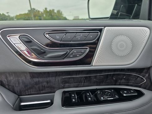 Used 2021 Lincoln Navigator Reserve image 15