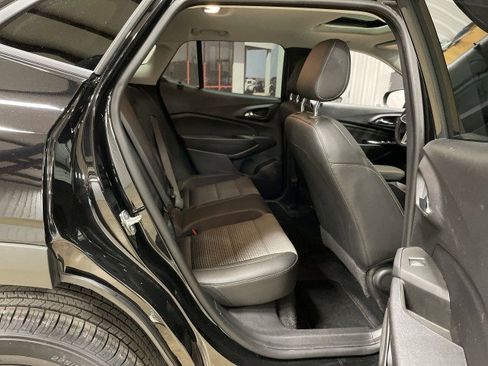 Used 2024 Chevrolet Trax LT w/ Sunroof Package FWD image 28