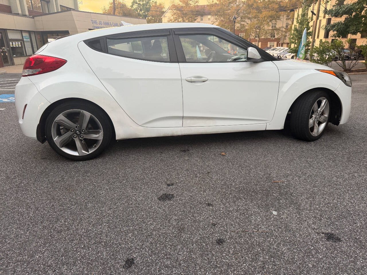 Used 2013 Hyundai Veloster FWD image 6