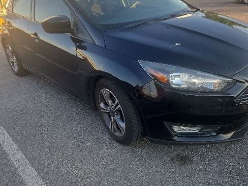 Used 2018 Ford Focus SE w/ SE Appearance Package FWD image 1