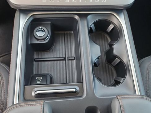 Used 2025 Ford Expedition Active AWD/4WD image 19