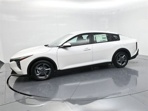 New 2025 Kia K4 LXS image 4