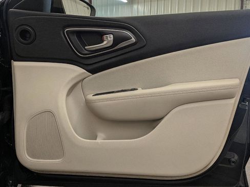 Used 2015 Chrysler 200 Limited image 23