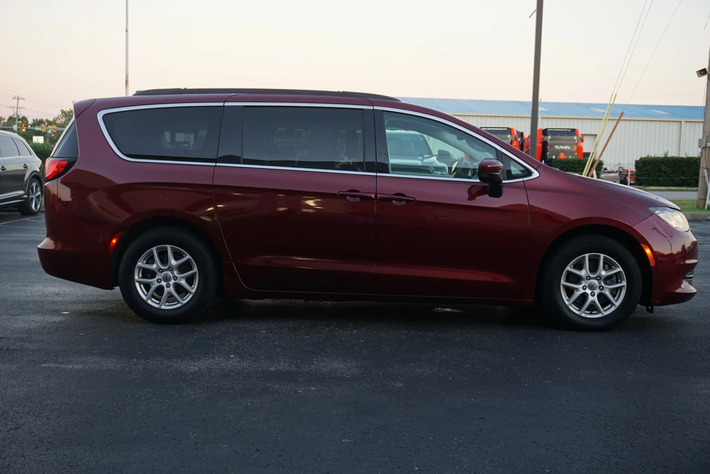 Used 2021 Chrysler Voyager Lxi FWD image 4