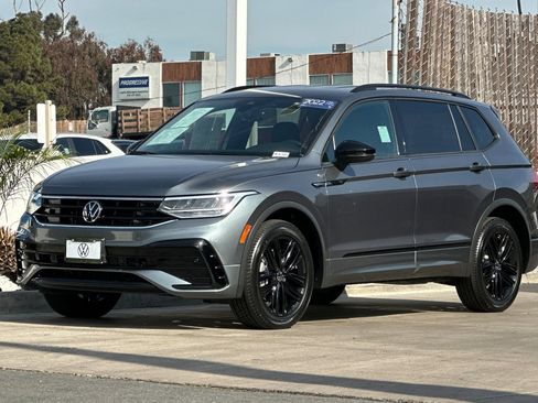 Certified 2022 Volkswagen Tiguan SE R-Line image 8