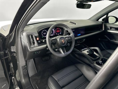 Certified 2025 Porsche Cayenne image 4