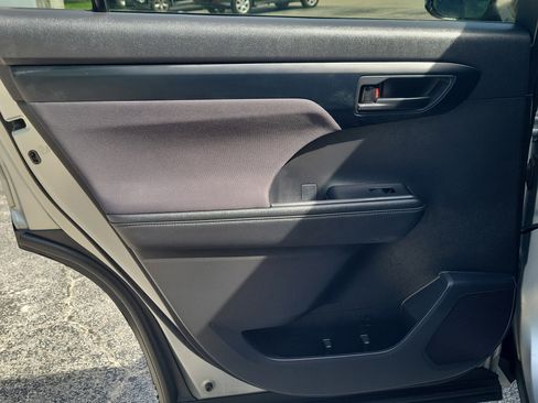 Used 2024 Toyota Highlander LE image 15