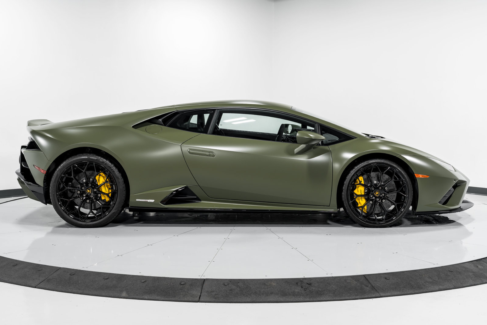 Used 2022 Lamborghini Huracan EVO RWD image 2