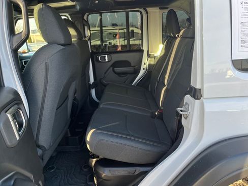 Used 2024 Jeep Wrangler Unlimited image 23