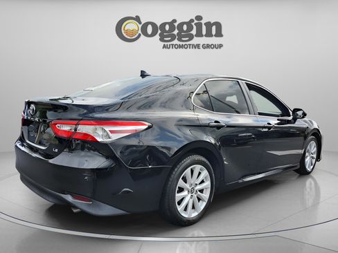 Used 2020 Toyota Camry LE image 5
