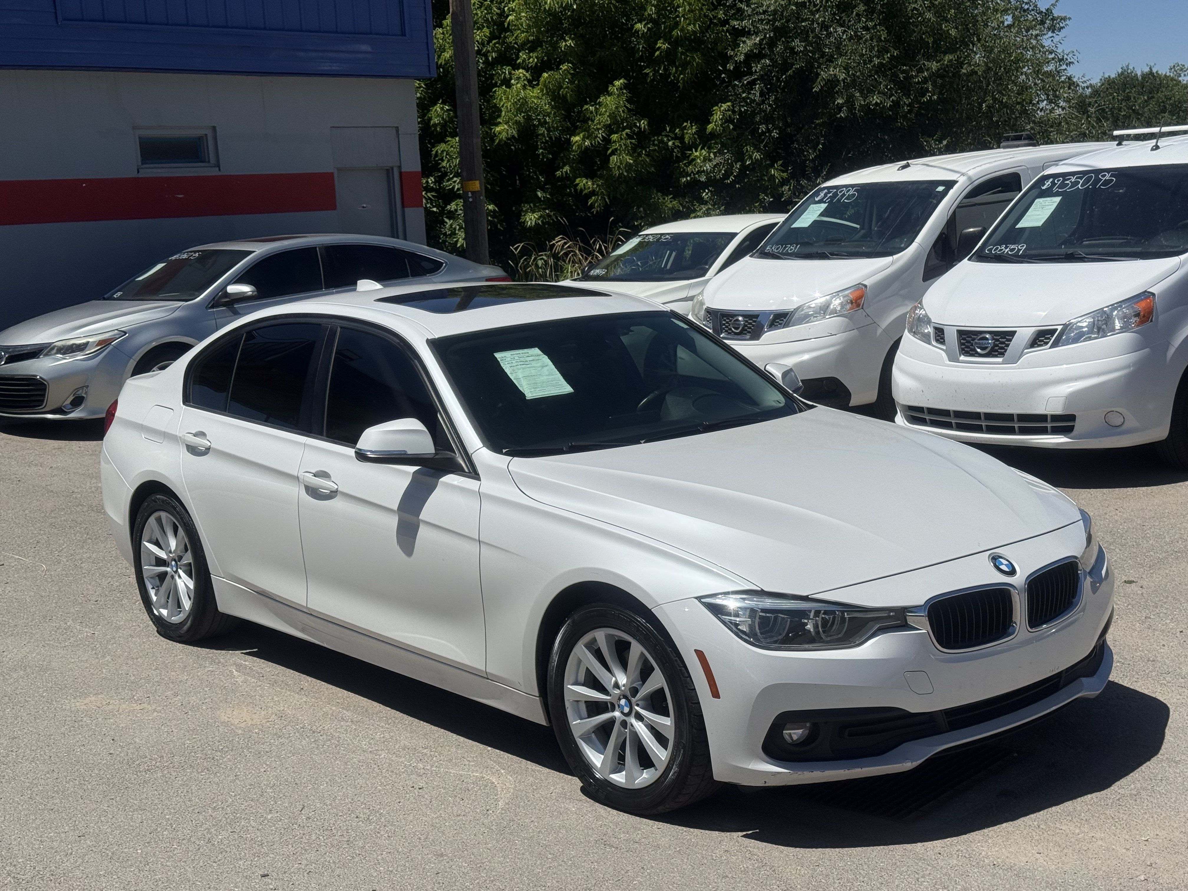 Used 2018 BMW 320i Sedan RWD image 2
