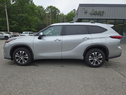 Used 2022 Toyota Highlander XLE AWD/4WD image 7