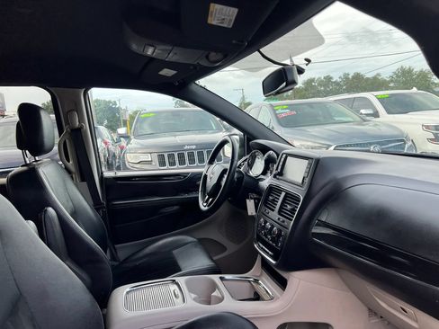 Used 2017 Dodge Grand Caravan SXT FWD image 18