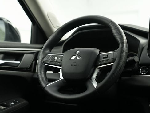 Used 2025 Mitsubishi Outlander ES image 26