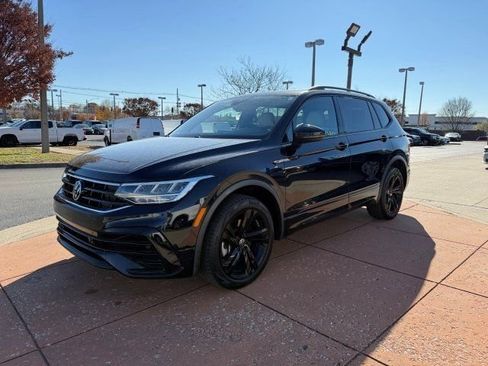 Used 2023 Volkswagen Tiguan SE R-Line image 3
