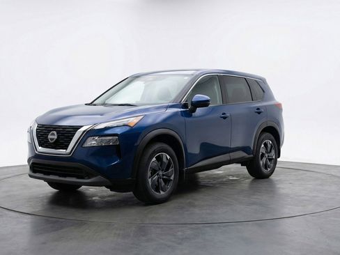 Used 2025 Nissan Rogue SV image 3