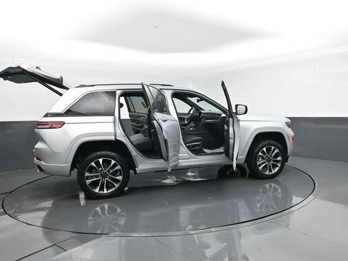 Used 2023 Jeep Grand Cherokee Overland w/ Luxury Tech Group IV AWD/4WD image 33