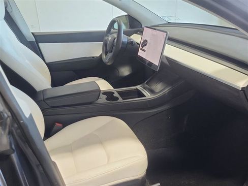 Used 2022 Tesla Model Y Long Range AWD/4WD image 6