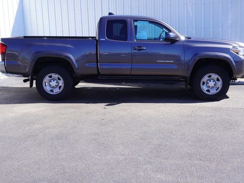 Used 2019 Toyota Tacoma SR5 w/ SR5 Appearance Package (SM) AWD/4WD image 2