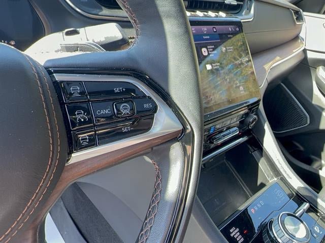 Used 2023 Jeep Grand Cherokee Summit w/ Luxury Tech Group V AWD/4WD image 17