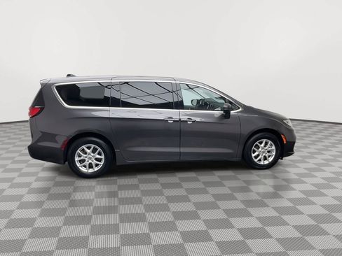 Used 2023 Chrysler Pacifica Touring-L FWD image 38