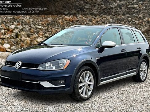 Used 2017 Volkswagen Golf Alltrack S image 1