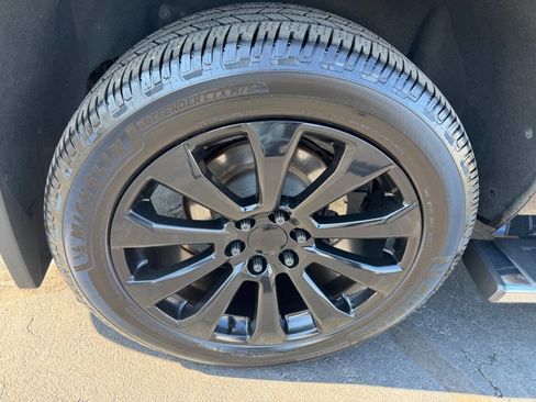 Used 2018 Chevrolet Tahoe LT w/ LT Signature Package image 20