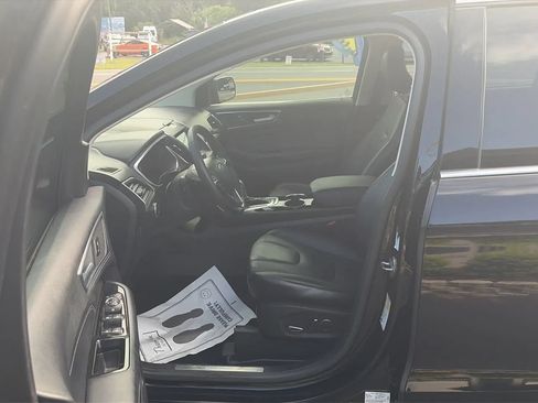 Used 2018 Ford Edge Titanium w/ Equipment Group 301A FWD image 10