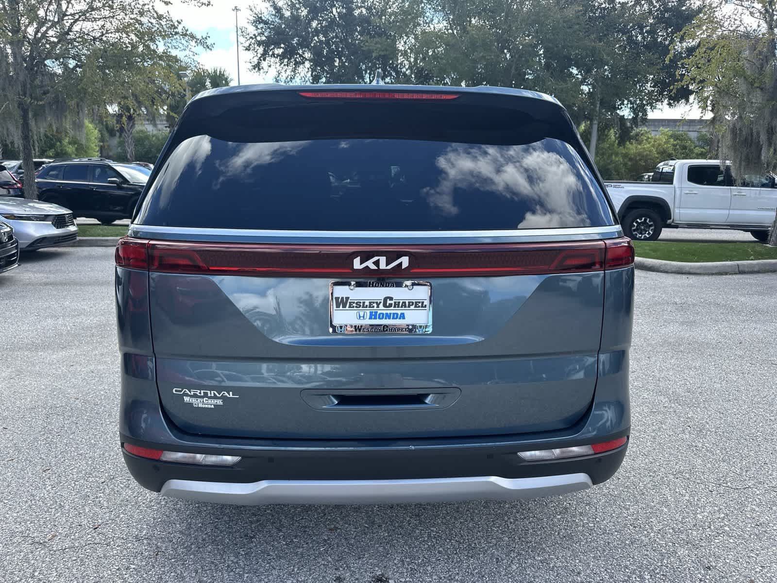 Used 2024 Kia Carnival EX FWD image 5