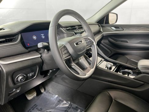 Used 2023 Jeep Grand Cherokee L Limited AWD/4WD image 9