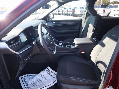 New 2025 Jeep Grand Cherokee L Laredo image 8