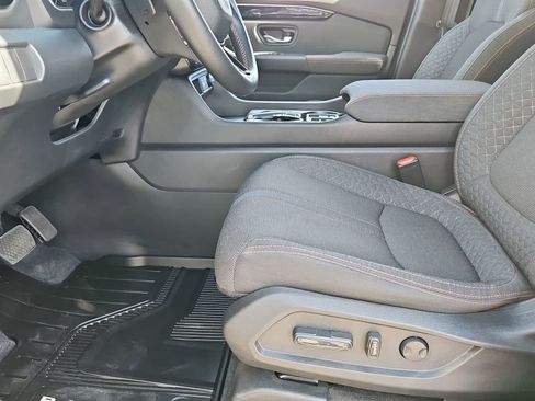 Used 2025 Honda Pilot Sport image 17