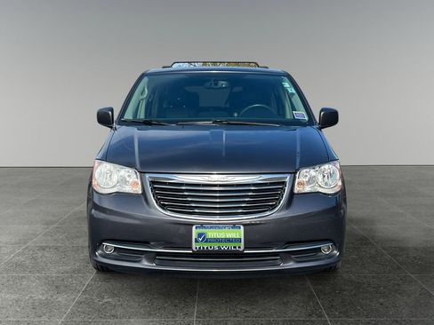 Used 2016 Chrysler Town & Country Touring FWD image 3