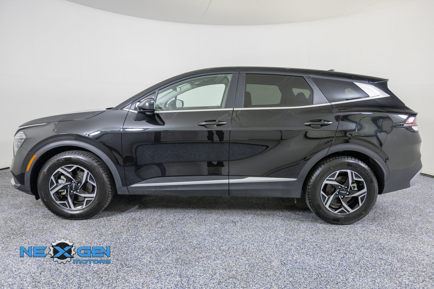 Used 2025 Kia Sportage LX FWD image 5